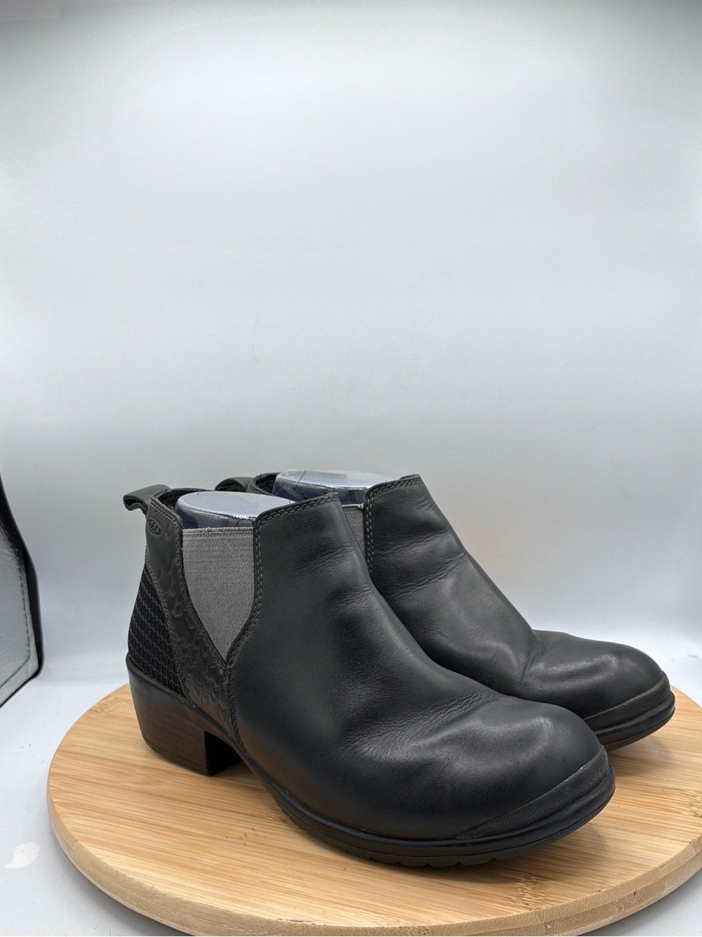 KEEN Morrison Chelsea Ankle Boots 7.5W Black Gray Leather Comfort Slip On